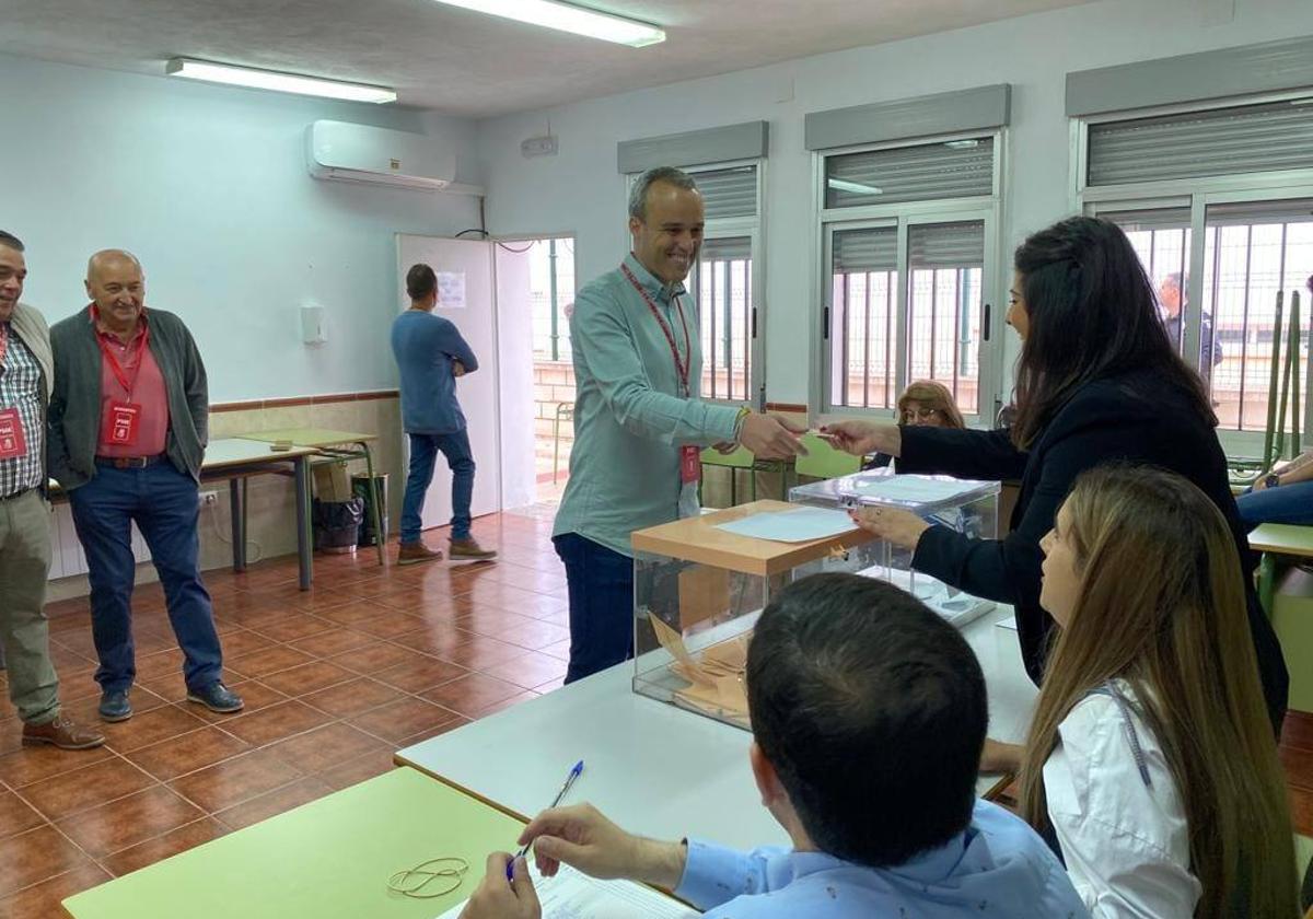 Carlos Caro revalida su mayoría absoluta y suma dos concejales