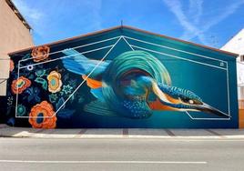 El mural del martín pescador de Arroyo de la Luz, candidato a estar entre los mejores del mundo del mes de mayo