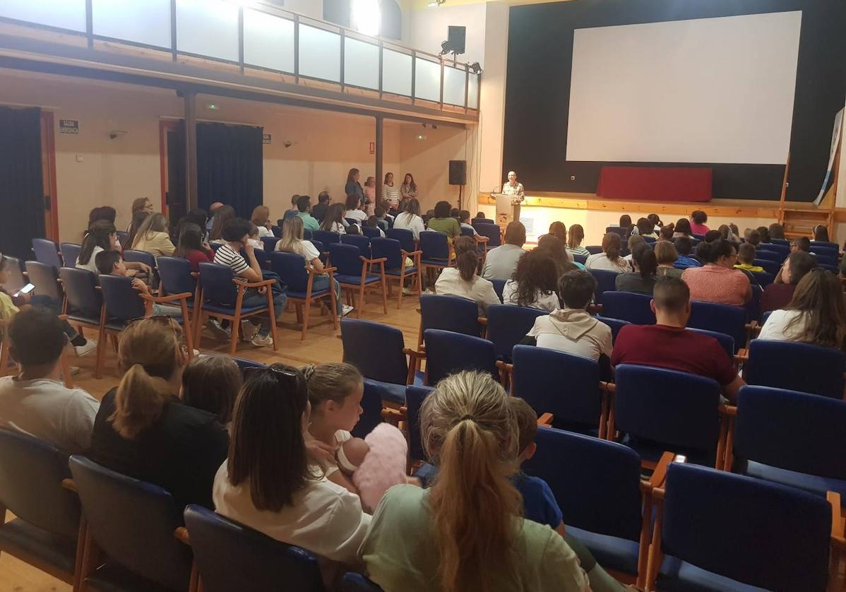 51 niños reciben su diploma por finalizar el curso del Centro Local de Idiomas