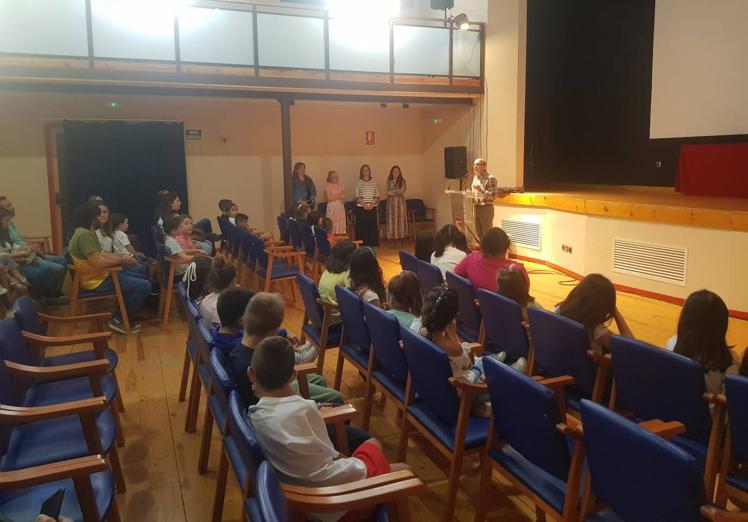 Imagen principal - 51 niños reciben su diploma por finalizar el curso del Centro Local de Idiomas