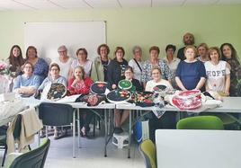 Grupo del taller de bordados regionales.