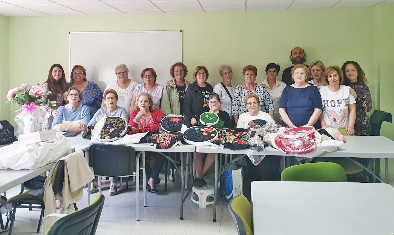 Grupo del taller de bordados regionales.