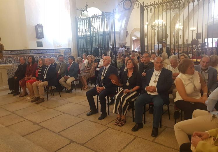 Imagen principal - Arriba, a la izquierda directiva entrante y a la derecha directiva saliente. Debajo, Santuario lleno de personas que acudieron a la sabatina y posterior acto de cambio de directiva. 