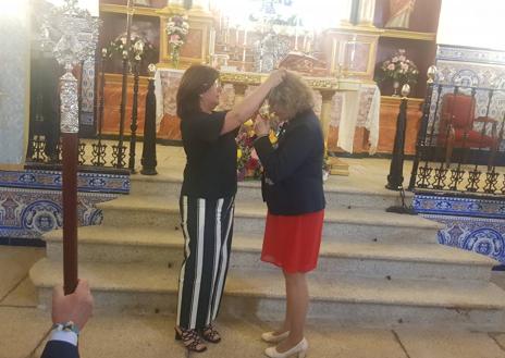 Imagen secundaria 1 - Cambio de camarera mayor con la entrega de la medalla.