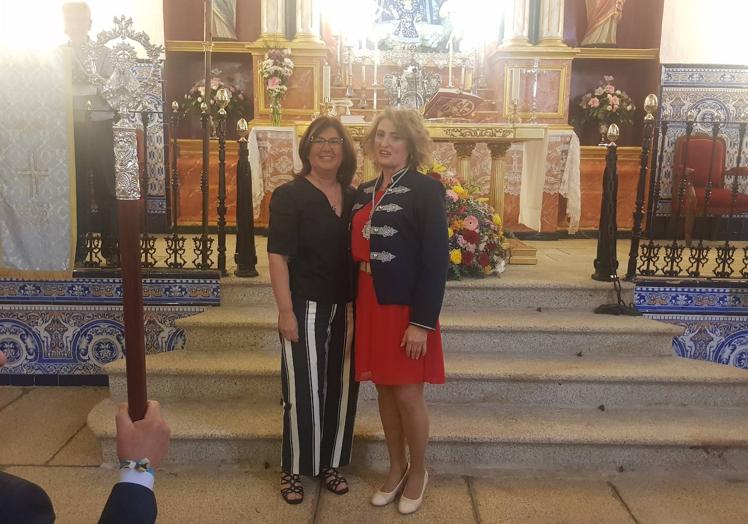 Imagen principal - Cambio de camarera mayor con la entrega de la medalla.