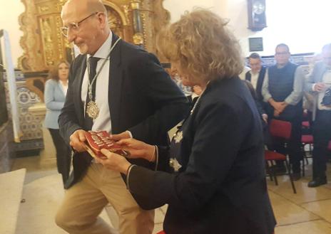 Imagen secundaria 1 - Antonio Gallardo, nuevo mayordomo de la Virgen de la Luz