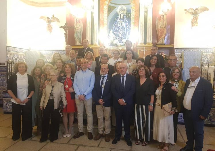Imagen principal - Miembros de la directiva entrante y la saliente.