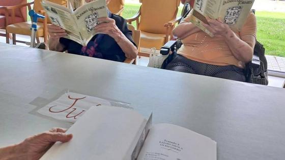 15 usuarias de la residencia y centro de día de Arroyo de la Luz participan en el nuevo club de Lectura Fácil