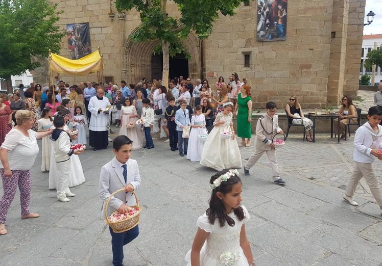 Imagen principal - Salida de la procesión y Eucaristía.