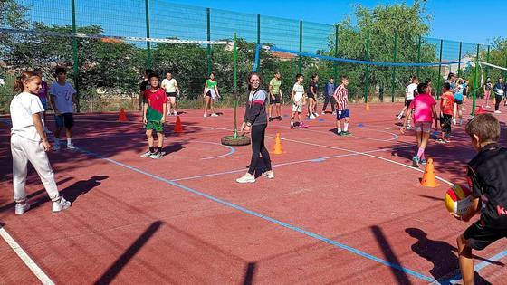 El CEIP Ntra. Sra. de la Luz recibe la tradicional visita del club de voleibol de la localidad
