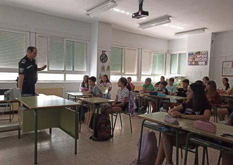 Imagen secundaria 1 - El jefe de policía, Manuel Berrocal, explicó diferentes normas para circular en bicicleta.