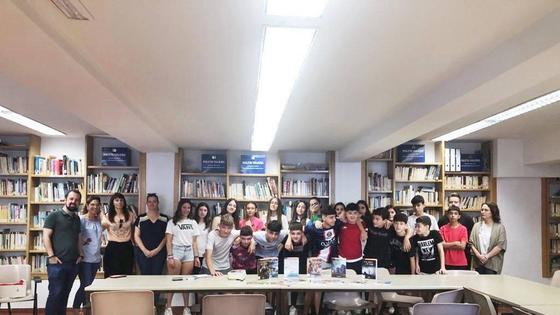 Los alumnos de 2º de ESO del IES Luis de Morales visitan la biblioteca de Arroyo de la Luz