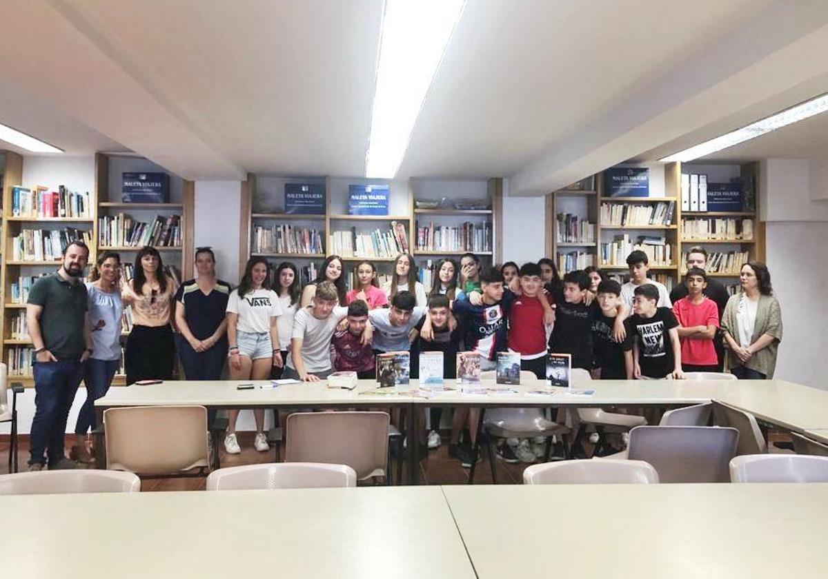 Alumnos de 2º de ESO visitando la biblioteca.