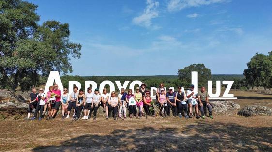 50 senderistas de Arroyo de la Luz disfrutaron de una ruta por la dehesa