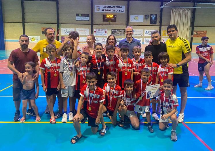 Imagen principal - Los Tiki-Taka, campeones de la categoría Prebenjamín-Benjamín.