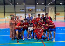 Construcciones Disktra, primer clasificado en la categoría Juvenil-Cadete, recogiendo el premio.