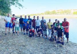 Alumnos inscritos este verano, junto a los monitores y autoridades en la inauguración del curso.