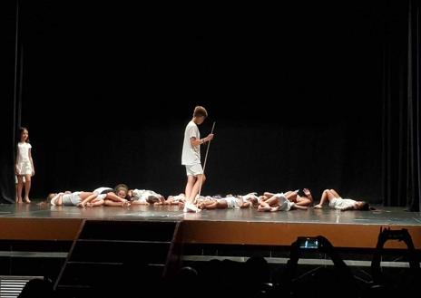 Imagen secundaria 1 - Los pequeños interpretando la obra. Debajo, Isidro Timón, director.