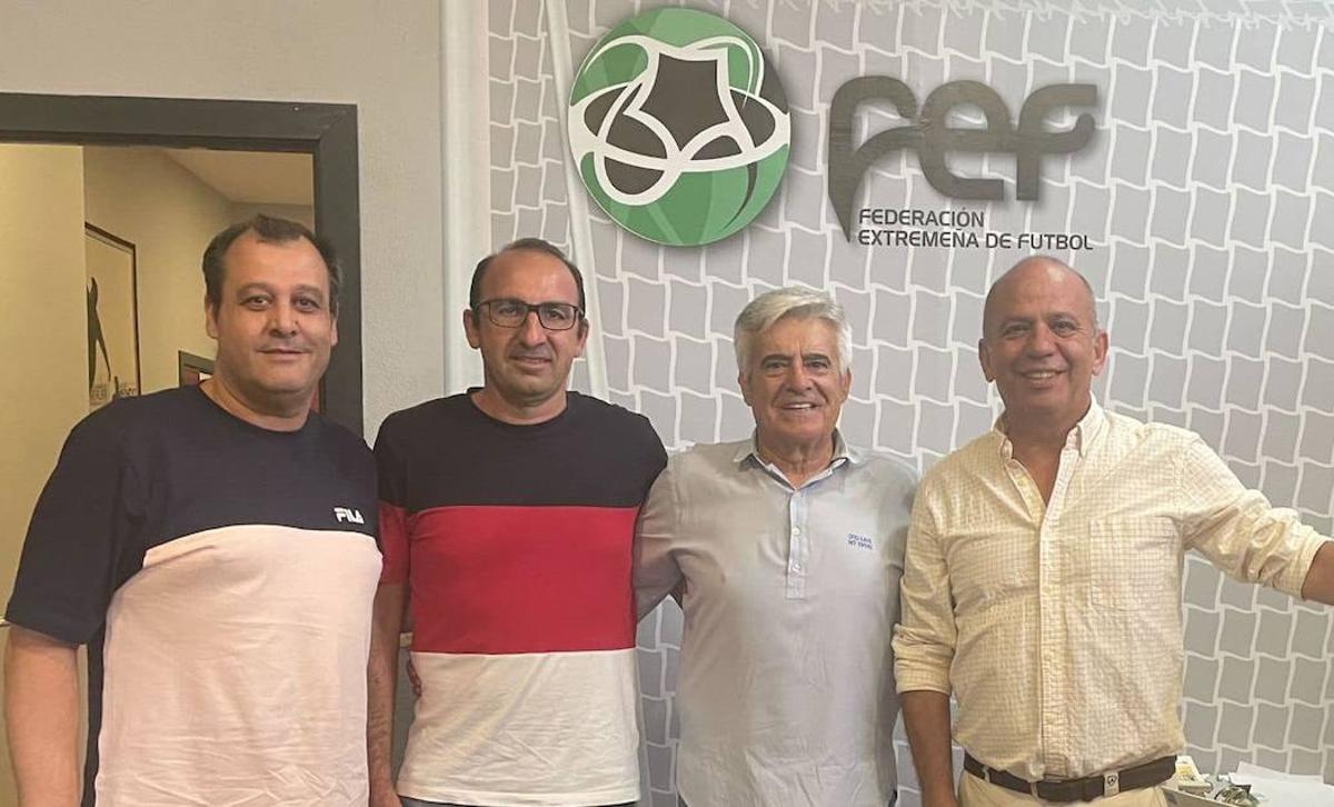 De izquierda a derecha: Raúl Bonilla (presidente del Arroyo CP), José A. Bermejo (vicepresidente del Arroyo CP), Pedro Rocha (presidente FEX) y Santos Jorna (vicepresidente del Arroyo CP).