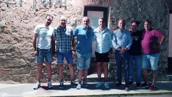 La directiva del Arroyo CP ha recibido a su nuevo entrenador