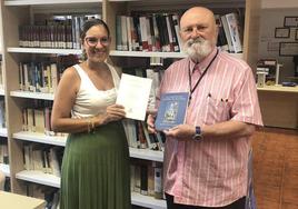 Esther Cordero, responsable de la biblioteca arroyana, recogiendo el libro de manos de su autor.
