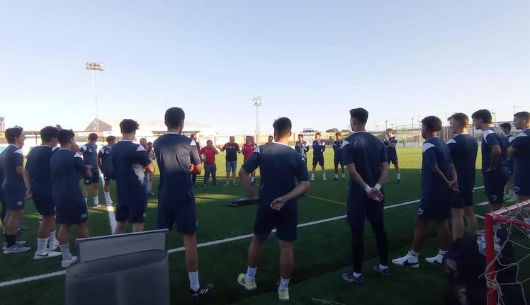 Imagen principal - El Arroyo CP comienza los entrenamientos