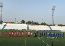 Saludo de los equipos antes del comienzo del partido.