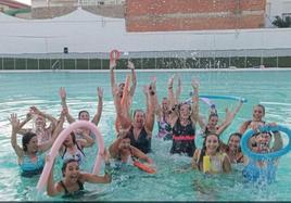 Fotografía de archivo de un grupo participante en la natación de adultos.