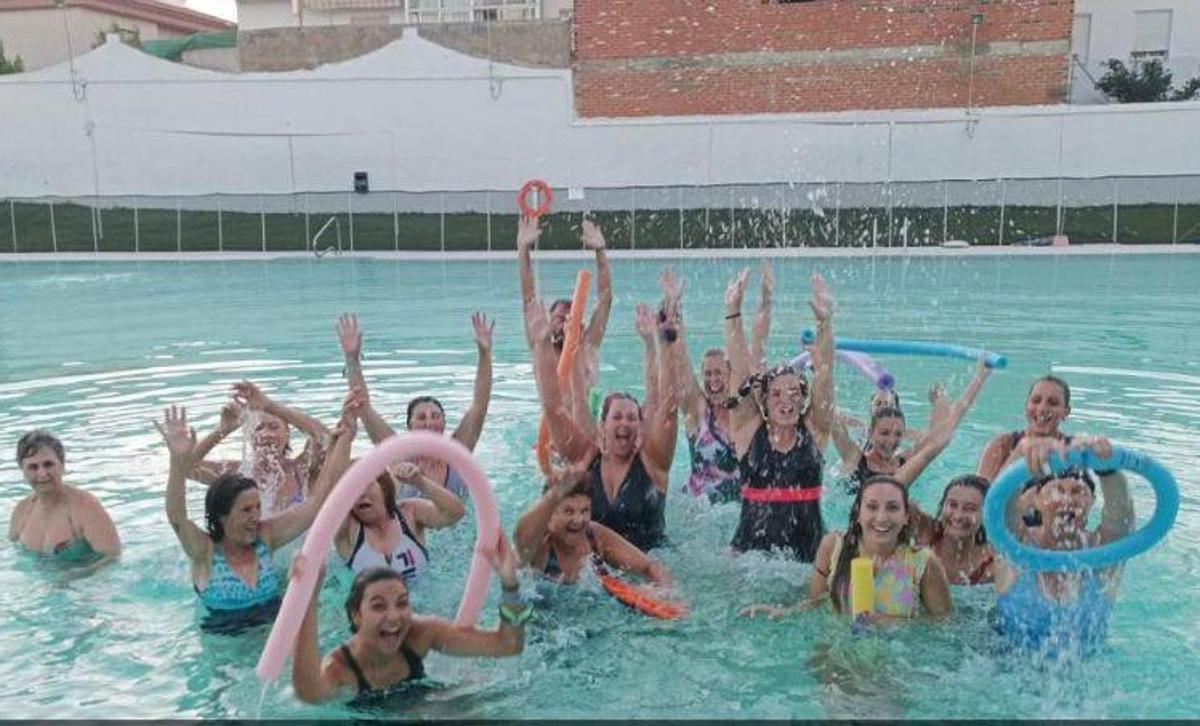 Fotografía de archivo de un grupo participante en la natación de adultos.
