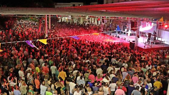 Más de 4.000 personas disfrutaron de la Noche Hawaiana arroyana