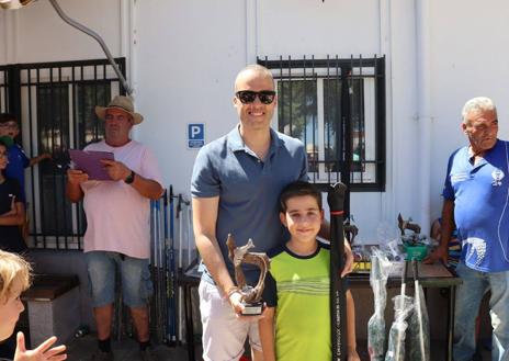 Imagen secundaria 1 - Rodrigo Martín, Erik Sanguino y Daniel Sánchez ganan el concurso de pesca infantil