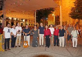 Participantes en el festival flamenco del Emigrante junto al alcalde, Carlos Caro y concejales.
