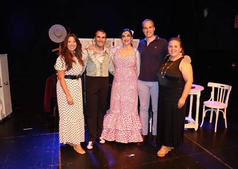 Imagen secundaria 1 - El alcalde, Carlos Caro, las concejalas, Leticia Carrero y María de la Luz Parra, junto a los artistas Jesús Custodio y Estela de María.