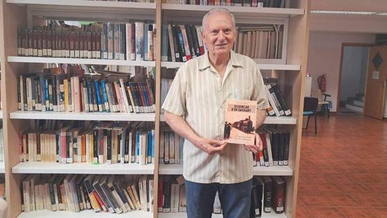 Eladio Sanjuán dona a la biblioteca arroyana 'Secuenciah d´un emigranti'