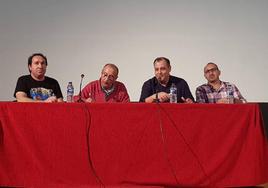 Raúl bonilla, el tercero por la izquierda, en la asamblea en que tomó posesión como presidente del club arroyano.