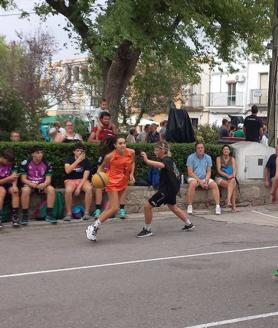 Imagen secundaria 2 - Gran asistencia al 3x3 Baloncesto Callejero de Arroyo de la Luz