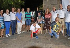 Concejales junto a las asociación Photones, el profesor Antonio J Pérez Toranzo y la obra terminada de San Jerónimo.