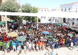 Concentración de peñas tras el desfile del pasado año.