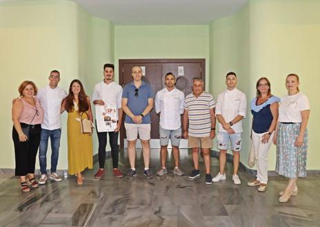 Imagen secundaria 1 - El alcalde, Carlos Caro, y concejalas y concejales del ayuntamiento junto al jurado profesional.