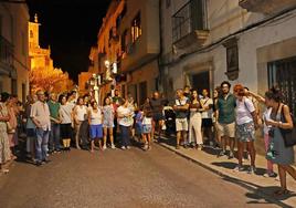 Participantes en el segundo recorrido nocturno por la Villa de Arroyo de la Luz.