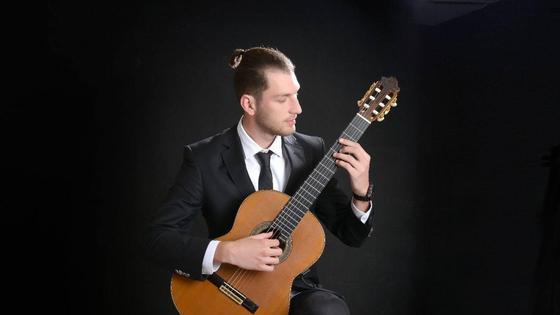Özberk Miraç pone fin al ciclo de conciertos del Festival Internacional de Guitarra de Arroyo de la Luz