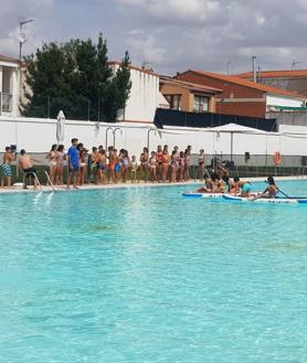 Imagen secundaria 2 - Divertido día de piscina con hinchables y juegos de agua