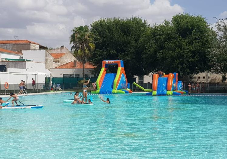 Imagen principal - Divertido día de piscina con hinchables y juegos de agua