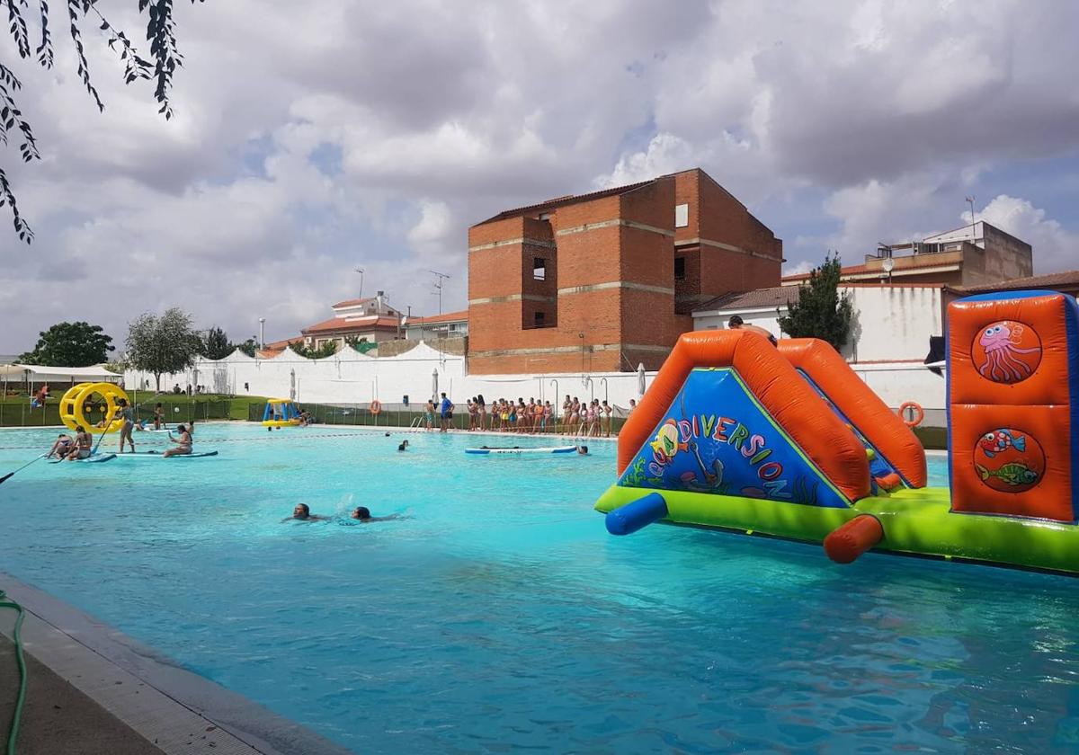 Divertido día de piscina con hinchables y juegos de agua