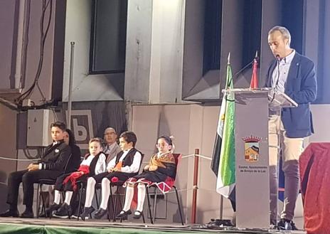 Imagen secundaria 1 - Carlos Caro, alcalde de Arroyo de la Luz, durante su intervención.