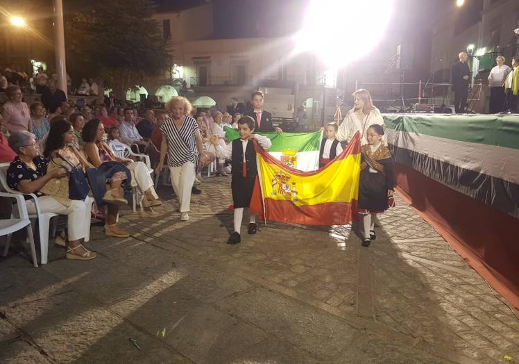 Imagen principal - Justo Andrés Chaves, a título póstumo, y el proyecto 'La Luz del Divino' reciben la Medalla de Arroyo de la Luz