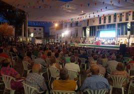 La plaza se llenó durante el acto de entrega de medallas de Arroyo de la Luz.