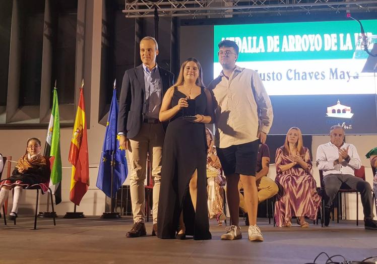Imagen principal - Justo Andrés Chaves, a título póstumo, y el proyecto &#039;La Luz del Divino&#039; reciben la Medalla de Arroyo de la Luz