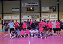 Foto de familia de los dos equipos tras la entreag de trofeos.