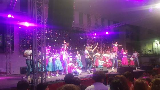 La plaza se rindió a 'Merece la peña' y su original pregón que abrió oficialmente las Ferias de Septiembre